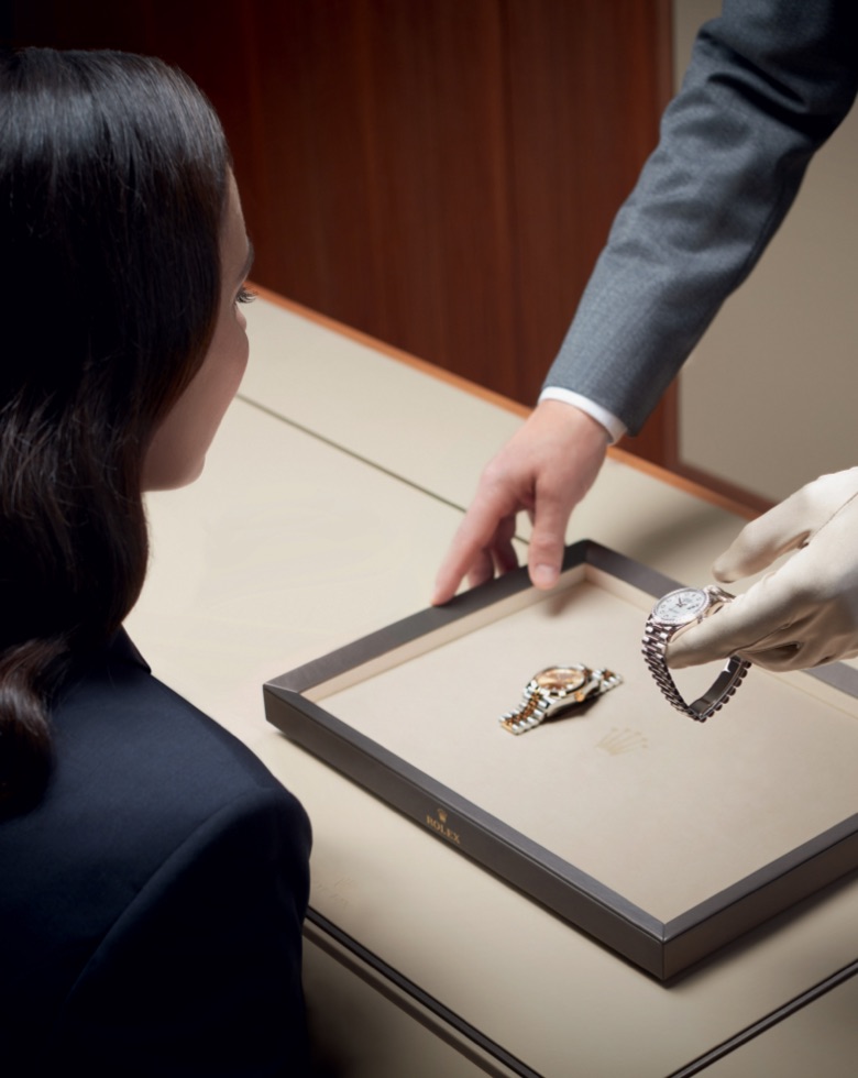 rolex-servicing-xxxxx_7214_shoot_shop_geneva_retail_campaign_client_vendeur_pub_25_03_2019_sm_iso_01-portrait